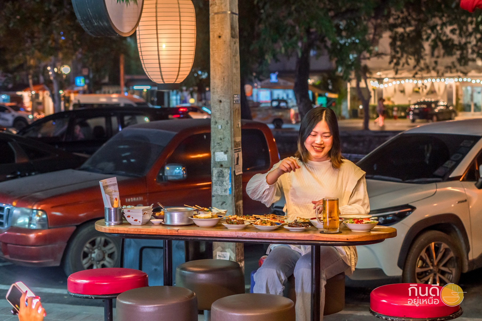 อีกทั้งยังมีเครื่องดื่มเย็นๆ ให้ได้นั่งจิบชิลๆ ไปจนถึงช่วงเที่ยงคืน เหมาะสำหรับการพักผ่อนหลังเลิกงานหรือการสังสรรค์กับเพื่อนฝูง