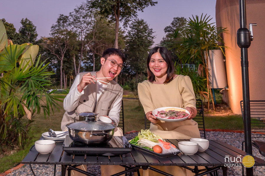 ยิ่งได้ทานชาบูร้อน ๆ ท่ามกลางอากาศเย็นของเชียงดาว นั่งคุยกันไป คีบกันไป บรรยากาศรอบ ๆ เป็นสวนเขียว ๆ และภูเขาอยู่ไกล ๆ เป็นมื้อที่ไม่ได้แค่อิ่มท้อง แต่ยังอิ่มใจ ได้ใช้เวลาดี ๆ ร่วมกันแบบเรียบง่าย ตามสไตล์กินดีอยู่เหนืออย่างแท้จริง