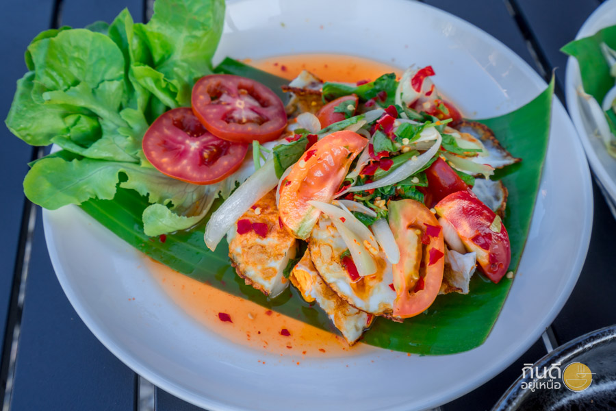 สายแซ่บต้องไม่พลาดกับเมนู ยำไข่ดาวกรอบ ของสวนอาหาร The FAM Chiang Dao ไข่ดาวทอดมากรอบนอก ไข่แดงยังมีความนุ่มเล็ก ๆ คลุกเคล้ากับน้ำยำรสจัดจ้าน เปรี้ยว เค็ม หวาน เผ็ด ครบแบบพอดี ๆ กินแล้วตัดเลี่ยนได้ดีมาก