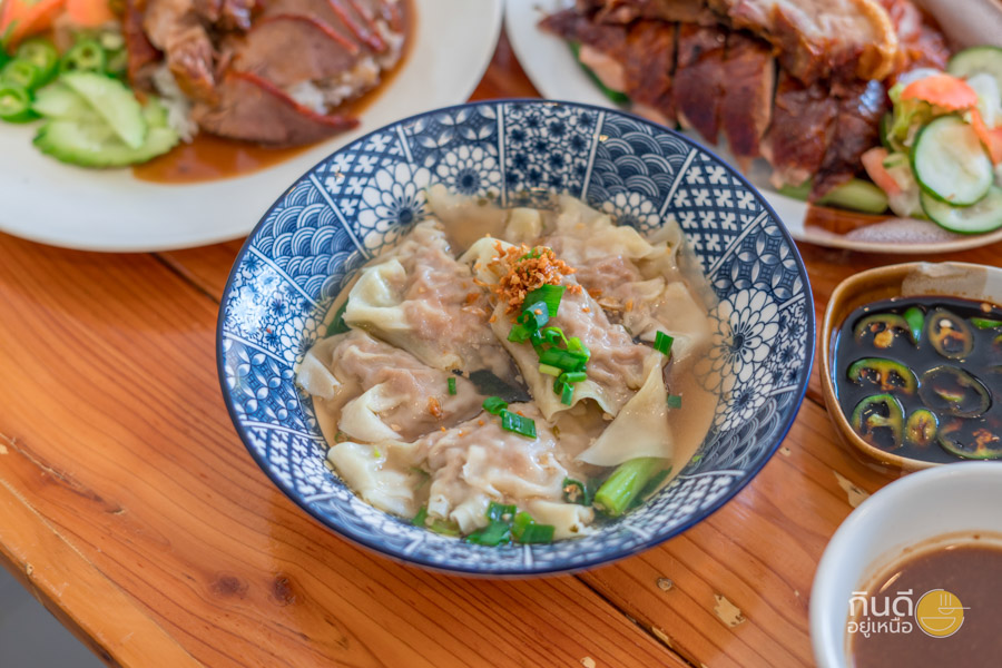 ใครมากันหลายคน หรืออยากลองครบทุกซิกเนเจอร์ แนะนำ เซตเฮงเป็นพิเศษ เซตเดียวได้ทุกความอร่อยของธงเฮง จัดเต็มทั้ง เป็ดย่างกวางตุ้งหนังหอม เนื้อนุ่มฉ่ำ หมูแดงรสนุ่ม หอมหวานกำลังดี หมูกรอบหนังฟู กรอบแตก ไม่อมน้ำมัน เสิร์ฟคู่กับ เกี๊ยวกุ้งน้ำ ซุปใส กลมกล่อม และ บะหมี่ไข่แท้ 3 ก้อน เส้นนุ่ม เหนียวกำลังดี เป็นเซตที่ทั้งอิ่ม คุ้ม และได้ลองทุกเมนูเด่นในมื้อเดียว เหมาะทั้งมากินเป็นกลุ่ม หรือสายกินจริงที่อยากจัดเต็ม